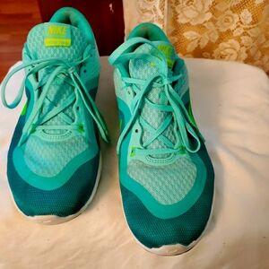 Nike Teal Blue Training Flex TRS Sneakers Modern Athletic Design. Size 7.5 Women